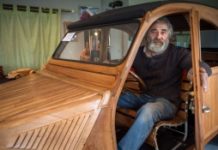 Француз презентовал реплику модели Citroen 2CV, выполненную из дерева