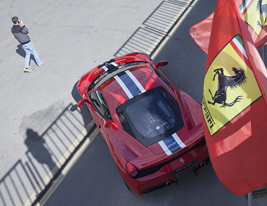 Tesla vs Ferrari: инвесторы освоили гоночную трассу