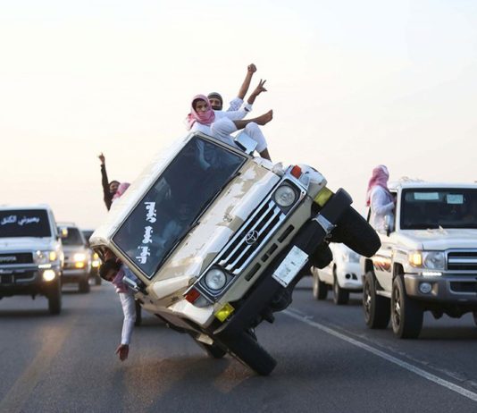 УЛИЧНЫЕ ГОНЩИКИ НЕ ДАЮТ ПОКОЯ ПАРЛАМЕНТАРИЯМ