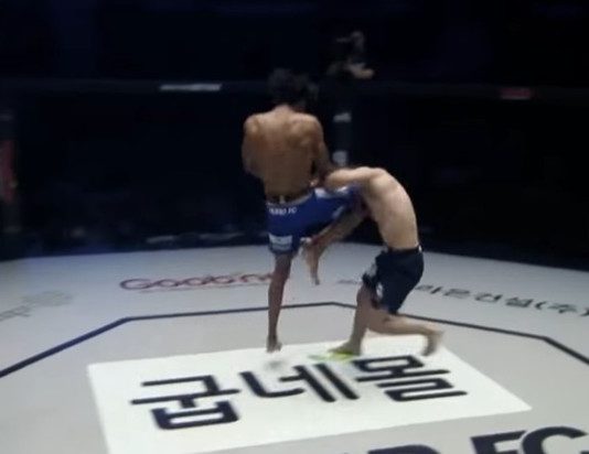 Брата Нурмагомедова вырубили ударом колена в финале Гран-при (ВИДЕО)