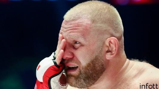 Бой Харитонова против Митриона признали несостоявшимся из-за удара в пах