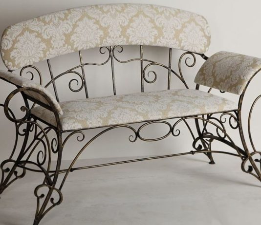 Кованая банкетка: в каком помещении уместна мебель?