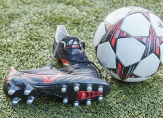 Спортдайджест: фанат в Боливии забросал поле петардами и оглушил вратаря