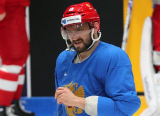 Сыграл по-вратарски: Овечкин спас Дадонова от летящей в лицо шайбы