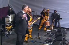 Зеленский заставил Порошенко устроить комедию