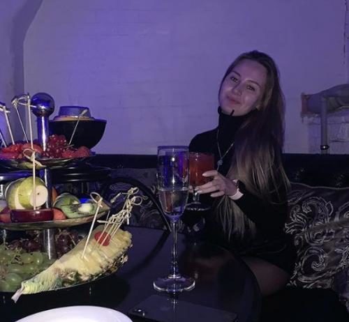 Нашла собутыльницу. У пассии сына Королевой и Тарзана могут быть проблемы со спиртным