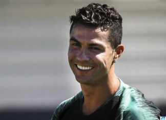 Роналду остановил автобус сборной Португалии ради фото с больным ребенком