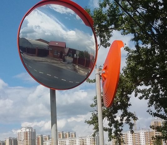 Как выглядят актуальные инструменты для создания безопасной среды на дорогах: дорожные знаки, уличные зеркала и лежачие полицейские