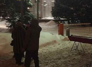 Гроб с покойником в Самаре у здания правительства выставила местная жительница