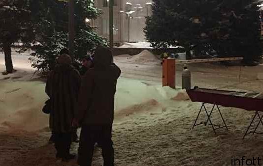 Гроб с покойником в Самаре у здания правительства выставила местная жительница