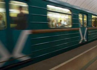 Мужчина выжил после падения на рельсы в московском метро