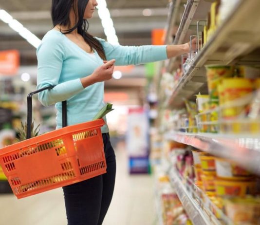 Эксперты рассказали, от покупки каких продуктов лучше отказаться, чтобы не распрощаться со здоровьем