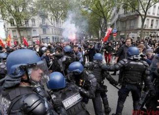 Эммануэль Макрон объявил чрезвычайное положение: ЧП во Франции, требования жёлтых жилетов, причины