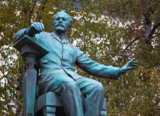 В Санкт-Петербурге решат, кто станет архитектором памятника Чайковскому