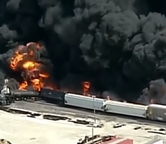 В США поезд с опасными химическими веществами сошел с рельсов и загорелся (видео)