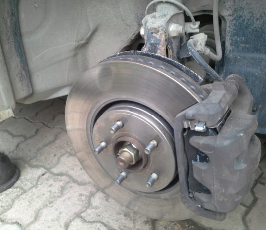 Когда нужно менять суппорт тормозов на Ниссане?