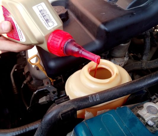 Как осуществить замену жидкости ГУР своими руками?