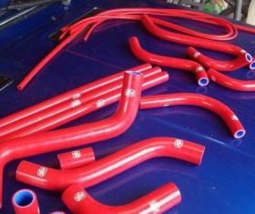 Чем силиконовые патрубки лучше резиновых?