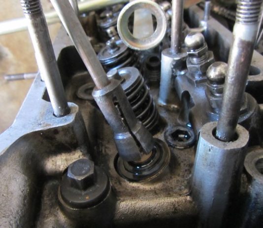 Маслосъемные колпачки: признаки износа, как заменить?