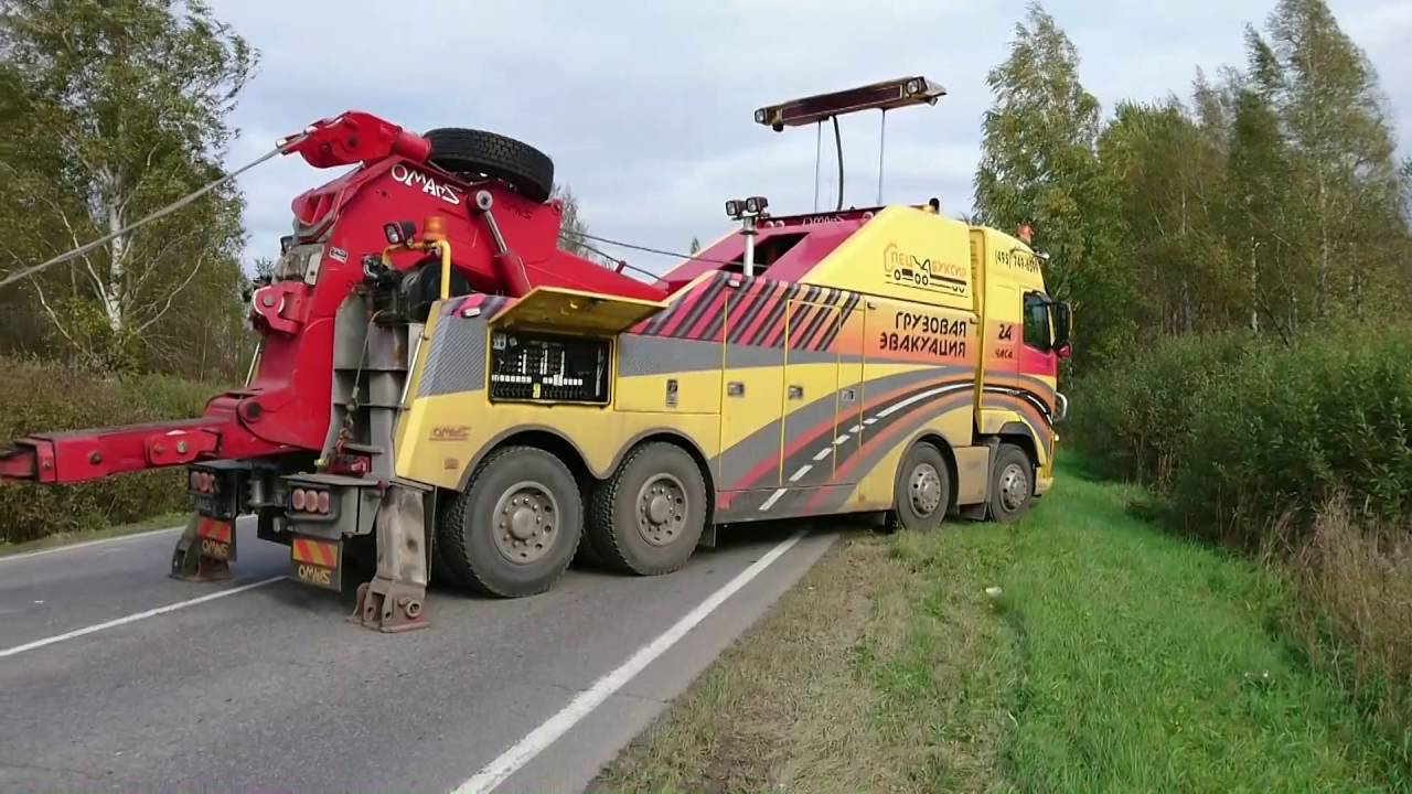 Грузовики на льду. Вытащить грузовую машину. Камаз застрял в грязи. Зимник якутия. Эвакуатор скания.