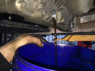 Как заменить масло в двигателе автомобиля?