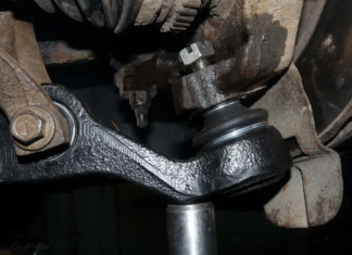 Неисправность шаровой опоры рычага подвески