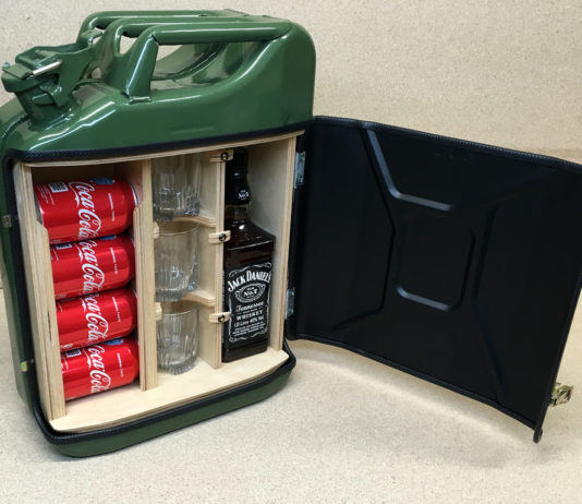 Пора заправиться: мини бар из канистры