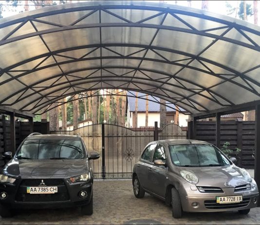 Установка автомобильного навеса из поликарбоната
