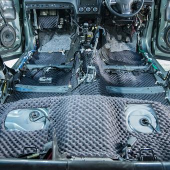 Установка шумоизоляции в машине.