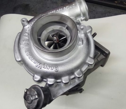 Процесс ремонта турбины Mercedes