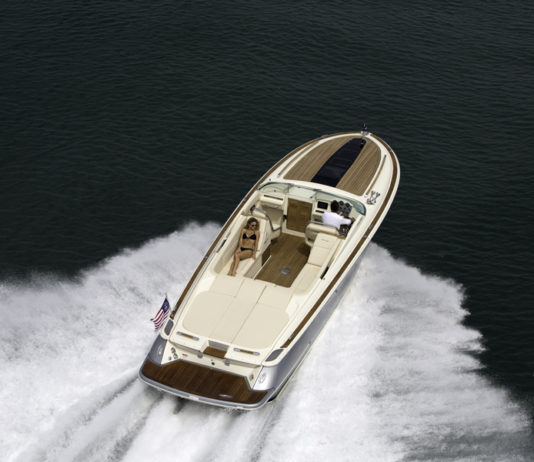 В Крыму создали катер «Space-Kris» способный буксировать два банана общей пассажировместимостью 111 человек