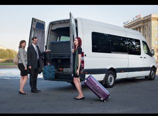 Аренда минивена с водителем: особенности и преимущества