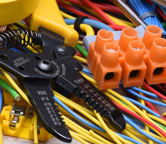 Необходимый набор инструментов электрика для работы