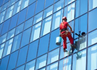 Преимущества мойки фасада альпинистами