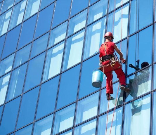 Преимущества мойки фасада альпинистами