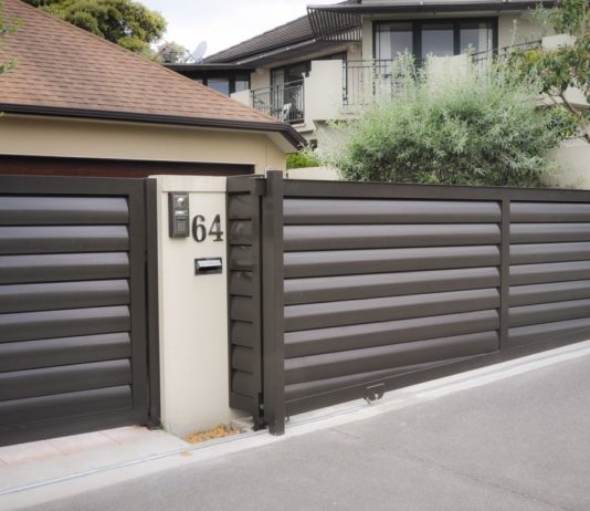 Какие ворота выбрать для частного дома?