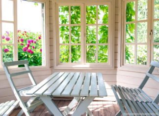 Как выбрать окна для дачи: остекление балкона с выносом