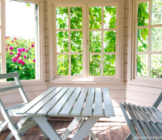 Как выбрать окна для дачи: остекление балкона с выносом