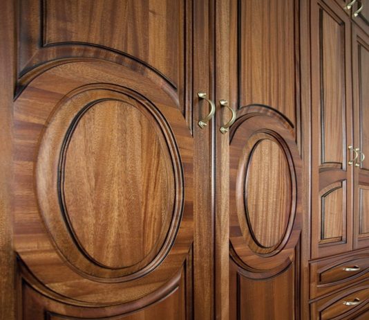 Межкомнатные двери из массива дуба: преимущества