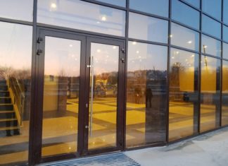 Монтаж алюминиевых витражей и дверей: стоимость установки