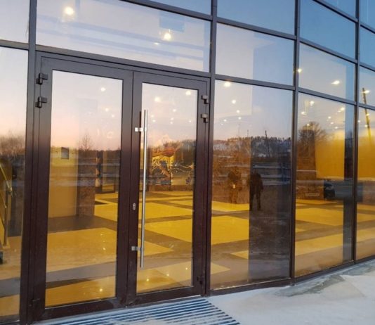 Монтаж алюминиевых витражей и дверей: стоимость установки