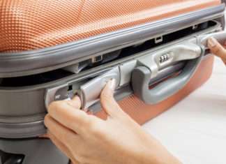 Причины поломки и ремонт чемоданов на колесах