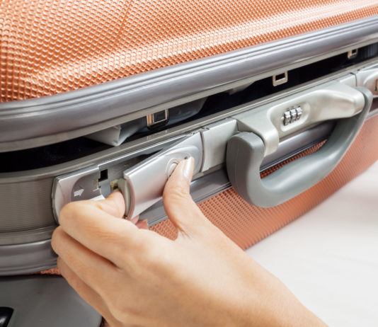 Причины поломки и ремонт чемоданов на колесах