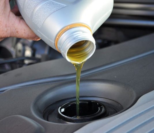 Замена масла в двигателе: когда это нужно делать
