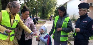 В Вологодской области в первые учебные дни помощь сотрудникам Госавтоинспекции в проведении разъяснительной работы с детьми и взрослыми оказывает «Родительский патруль»