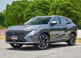 Кроссовер Roewe RX5 с 27-дюймовым экраном привезли в Россию