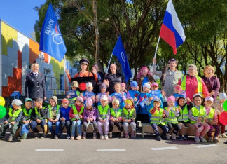 В Новгородской области сотрудники Госавтоинспекции и детский омбудсмен поздравили дошкольников с вступлением в ряды юных помощников инспекторов движения
