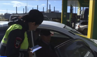 На автозаправочных станциях и в алкомаркетах Якутска сотрудники Госавтоинспекции проводят акцию «Алкоголь и дорога не совместимы!»