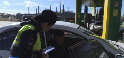 На автозаправочных станциях и в алкомаркетах Якутска сотрудники Госавтоинспекции проводят акцию «Алкоголь и дорога не совместимы!»