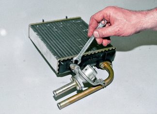 Когда необходимо менять радиатор печки автомобиля?